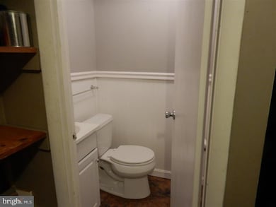 955 Stormont Cir, Halethorpe, MD 21227 - photo 6