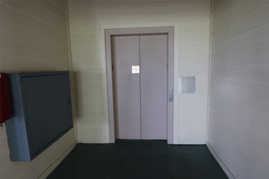 Building has elevator