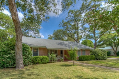 928 Bismark St, Seguin, TX 78155 - photo 2