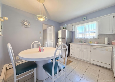 430 Heathcote Rd, Lindenhurst, NY 11757 - photo 6