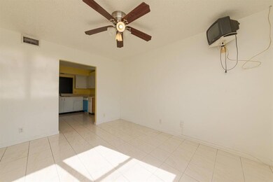 04_22485SW61stWay136_93002_LivingRoomDin