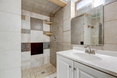 5715 Holcomb Ave, Des Moines, IA 50310 - photo 3