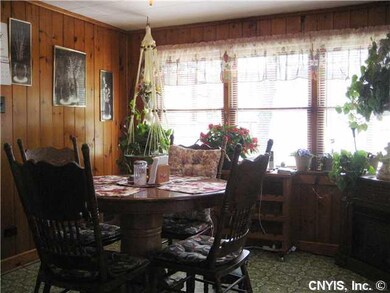 Dining Room. Very bright dining area.
