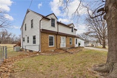 2643 E Sheridan Ave, Des Moines, IA 50317 - photo 2