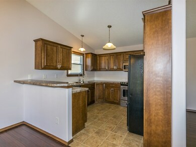 10' X 10' - MAPLE CABINETS & CUSTOM HARDWARE