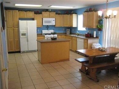 Wide open family kitchen, with plenty of countersp
