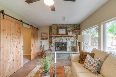 Family Room (4)-FULL