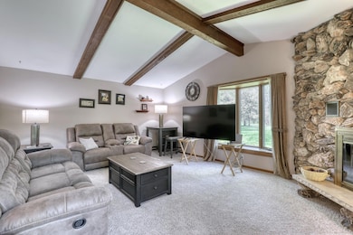 Cathedral ceiling Family r00m