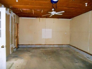 263-392975 Garage Interior