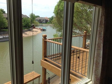 Gorgeous lakeviews from every room....but you'll e