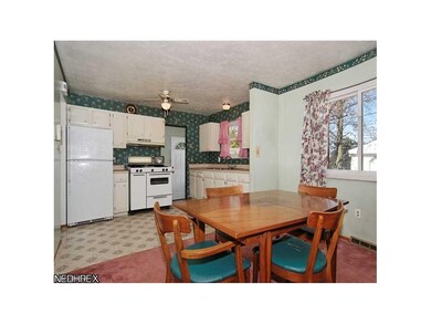 Freshly painted 11'?9' dining area with 11'?8' kit
