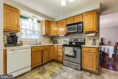 7603 Surry Grove Ct, Lorton, VA 22079 - photo 6