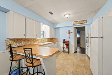 536 Oak Park Dr, Hurst, TX 76053 - photo 3