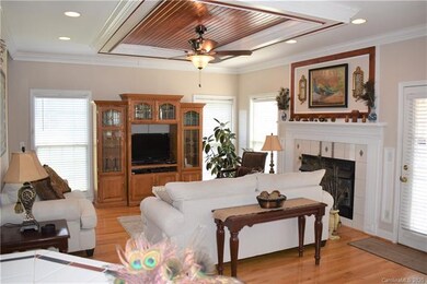 Great Rm with wood plank tray ceiling, canned ligh