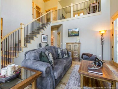 Den/Family/Great Room. Vaulted Ceilings