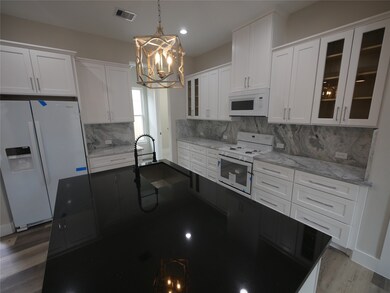Huge Chef's Kitchen with island!