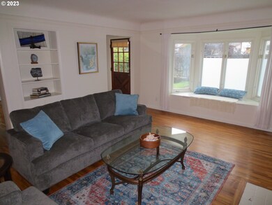 Living Room/Entrance