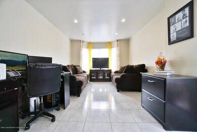 (6) Living Room