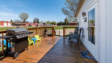 219 E Coyote St, Mandan, ND 58554 - photo 2