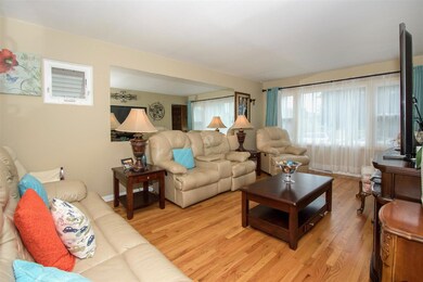 LIVING ROOM AREA