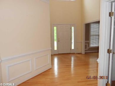 Foyer - Fabulous Entranceway with Detailing Mouldi