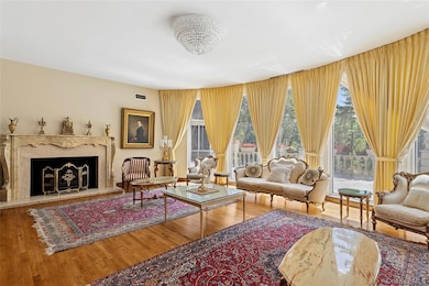 13 Chanticlare Dr, Manhasset, NY 11030 - photo 4