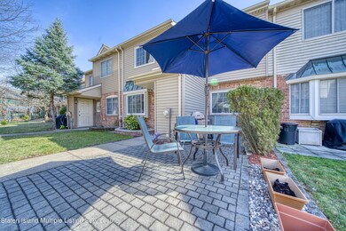 Welcome to 27 Franklin Ln. Unit B!