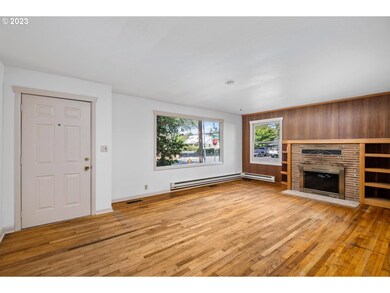 Living Room/Entrance