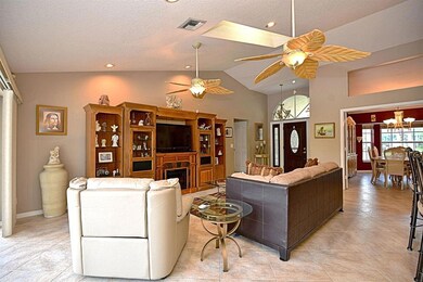 25 Living - foyer - dining Room