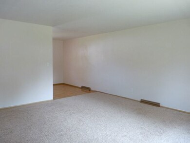 1036 Hawthorne Dr, Bettendorf, IA 52722 - photo 2