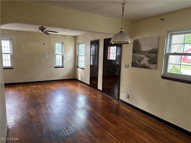 Livingroom with natural light and hardwood floors.