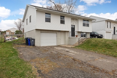 3221 Bramble Rd SW, Cedar Rapids, IA 52404 - photo 2
