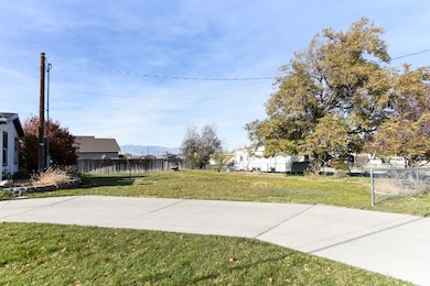 View of yard featuring a mountain view