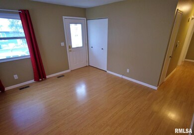 2330 W 58th St, Davenport, IA 52806 - photo 4