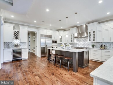 9222 Brian Dr, Vienna, VA 22180 - photo 4