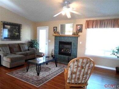 Vaulted ceilings, wood laminate floors, ceiling fa