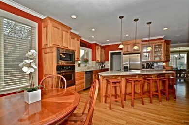 Kitchen also has separate eat-in dining area