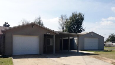 3 side brick and vinyl front.