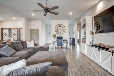 3366 N Douglas Ave, Fresno, CA 93727 - photo 7