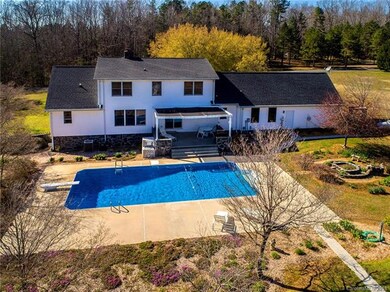 Gorgeous 9' pool with a brand new pool liner.