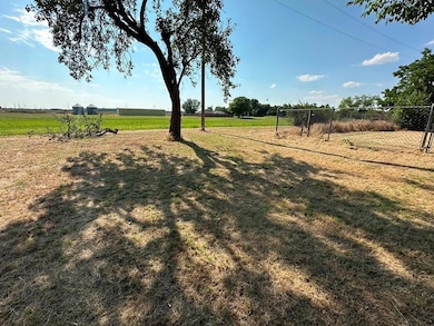 911 N Elm St, Mooreland, OK 73852 - photo 7