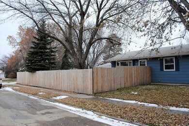 Fenced yard<|><|>