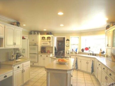 SPACIOUS KITCHEN