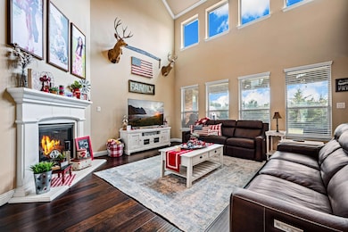 Large Living Room with Vaulted Ceilings, Natura Li