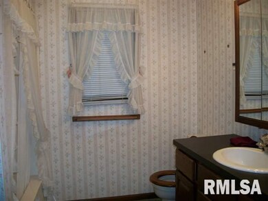 530 Southgate St, Lincoln, IL 62656 - photo 6