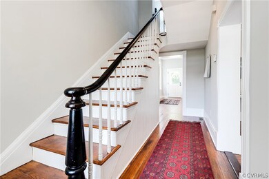 Gorgeous foyer with original variable width heart