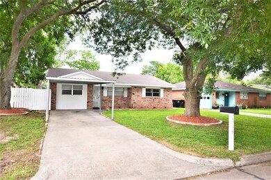 1718 Heather Ln, Alvin, TX 77511 - photo 2