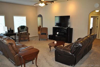 Warm spacious family room 10 foot ceiling and arch