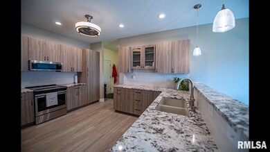 6113 Christie Ct, Davenport, IA 52807 - photo 6