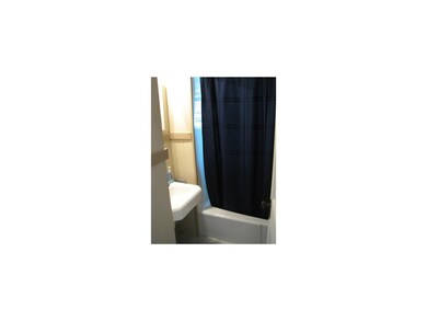 Bathroom. Tub/shower combination